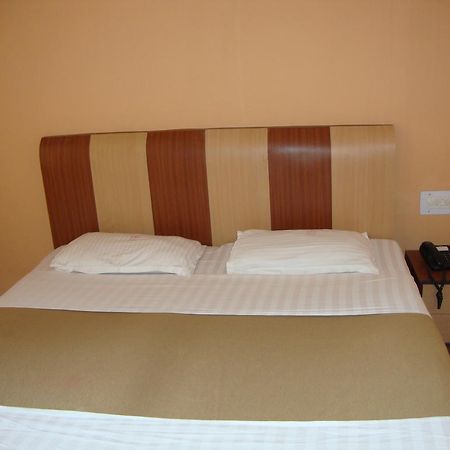 Bari International Hotel Bhubaneswar Kamer foto