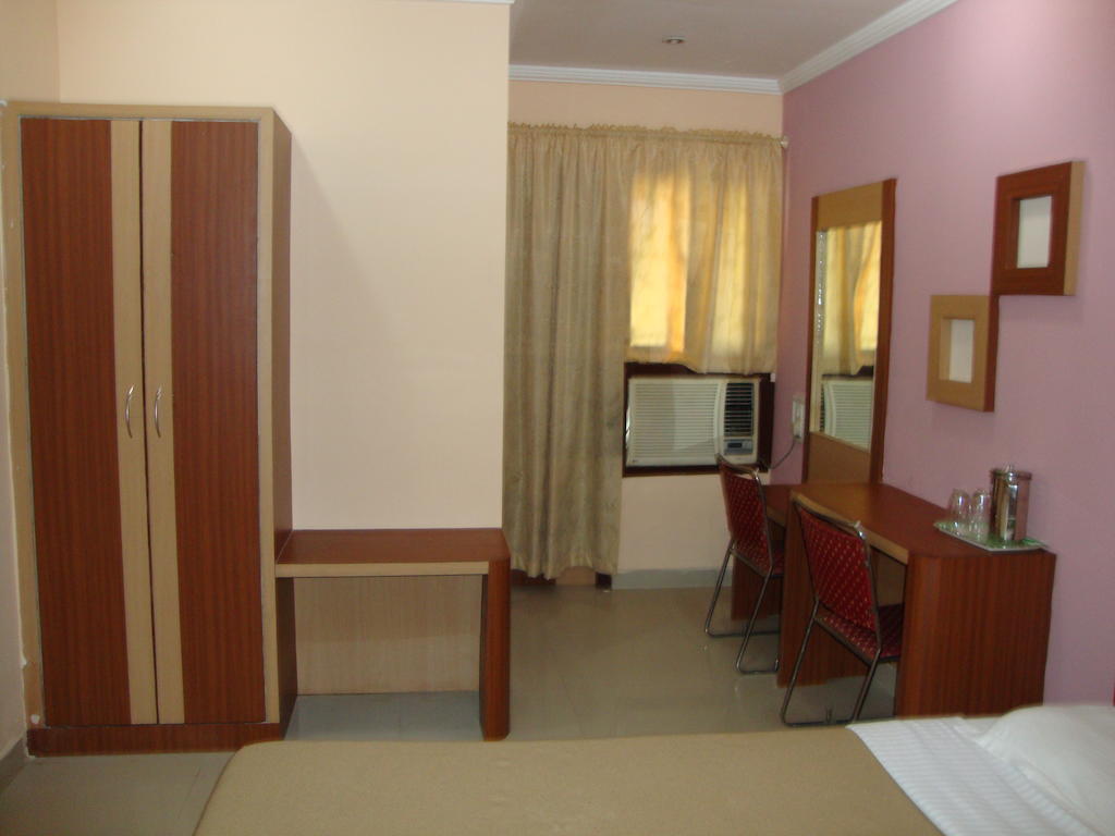 Bari International Hotel Bhubaneswar Kamer foto