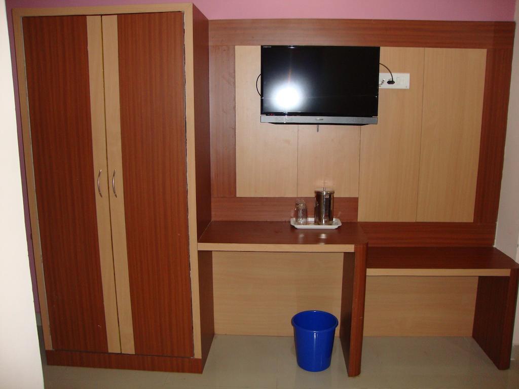 Bari International Hotel Bhubaneswar Kamer foto