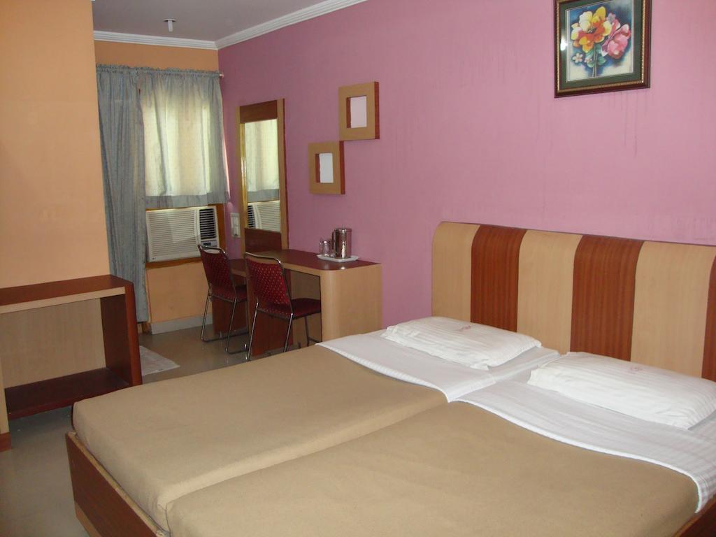 Bari International Hotel Bhubaneswar Kamer foto